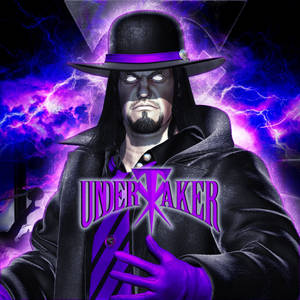 摔角手 Undertaker 身穿黑色外套和帽子，身後有紫色閃電。 — 送葬者 壁紙