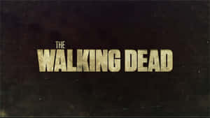 The Walking Dead 標題標誌，在深色紋理背景上帶有風化金色文字。 — 陰屍路 GIF 壁紙