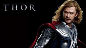 Thor 身穿銀色盔甲和紅色斗篷，站在黑色背景前。 — 漫威復仇者聯盟 壁紙