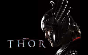Thor 身穿黑色盔甲，在黑暗背景下帶有發光標題 — 漫威復仇者聯盟 壁紙