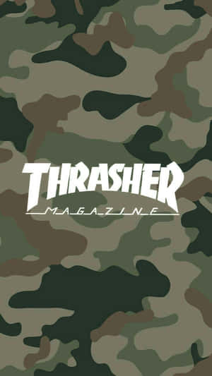 迷彩背景上的 Thrasher Magazine 標誌 — Thrasher 壁紙