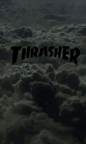 Thrasher標誌置中於深色暴風雲之上。 — Galaxy Tab A11 壁紙