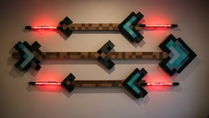 三支Minecraft風格箭頭，帶有紅色LED燈，安裝在牆上。