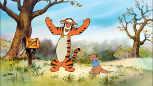Tigger 在他的郵箱附近慶祝，一隻小熊在觀看。 — 跳跳虎 壁紙