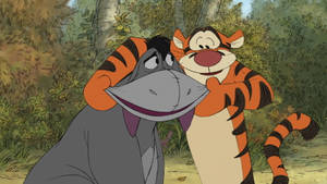 Tigger 在森林中擁抱 Eeyore，陽光穿過樹木。 — 魯夫微笑 壁紙