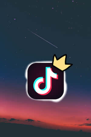 TikTok 應用程式圖標，皇冠在繁星點點的暮色天空中發光。 — Huawei MatePad 壁紙