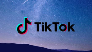 TikTok 標誌在星空夜空下，下方有山丘。 — 美學天空 壁紙