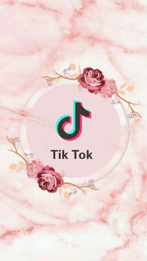 TikTok 標誌被粉紅色玫瑰環繞在雲石背景上。 — TikTok 動圖 壁紙