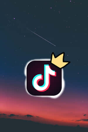 TikTok 標誌帶有皇冠，在繁星點點的暮色天空中發光。 — TikTok 動圖 壁紙