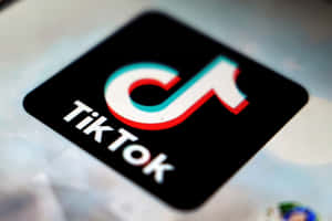 智慧型手機螢幕上的TikTok應用程式標誌，帶有彩色故障效果。 — TikTok 動圖 壁紙