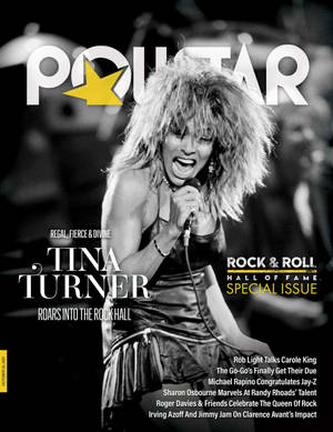 Tina Turner 在黑白雜誌封面上，於舞台上熱情地對著麥克風唱歌。 — 音樂 壁紙