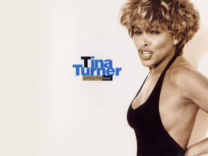 Tina Turner 身穿黑色掛頸上衣，附有專輯名稱文字 — 音樂 壁紙