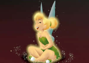 Tinker Bell 在深色背景前閃耀著喜悅，周圍環繞著閃光。 — 小叮噹 壁紙