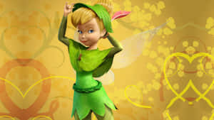 Tinker Bell 穿著綠色葉子服裝，展開翅膀，在花卉圖案背景前微笑。 — 小叮噹 壁紙