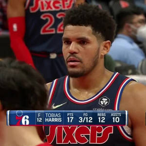 Tobias Harris 身穿76人球衣，在籃球比賽中專注地看著統計數據疊加。 — 運動 壁紙