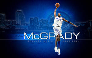 身穿白色奧蘭多魔術隊球衣的 Tracy McGrady 跳起持球，背景是藍色城市天際線。 — 奧蘭多魔術 壁紙