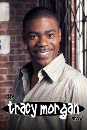Tracy Morgan 穿著條紋襯衫，在鐵窗磚牆前微笑。 — 亞歷克斯·摩根 壁紙