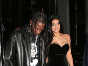 Travis Scott 和 Kylie Jenner 在夜晚穿著黑色皮革和天鵝絨服裝一起散步。 — 崔維斯·史考特 GIF 壁紙