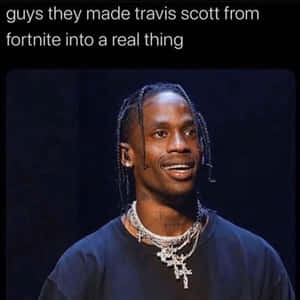 Travis Scott 在深色背景前戴著鑽石項鍊微笑。 — 大笑 壁紙