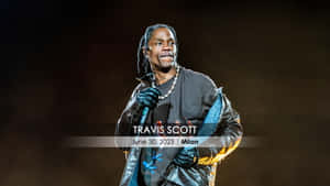 Travis Scott 在米蘭的一場音樂會上表演，穿著黑色皮夾克和手套。 — 崔維斯·史考特 GIF 壁紙