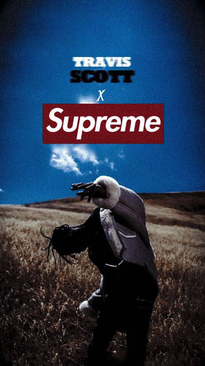 Travis Scott 在田野中穿著毛領外套，上方有 Supreme 標誌。 — 崔維斯·史考特 GIF 壁紙