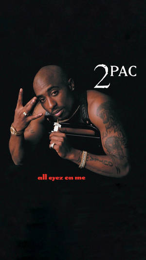 Tupac Shakur 手持帶有 '2PAC' 和 'all eyez on me' 文字的槍。