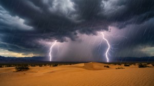沙漠上空的戲劇性閃電，伴隨著雷雨和降雨。