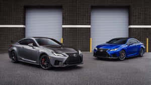 兩輛高性能Lexus跑車停放在工業車庫門前。 — 凌志 壁紙