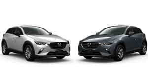 兩款Mazda CX-3緊湊型SUV以銀色和灰色在工作室環境中展示。 — 馬自達 壁紙
