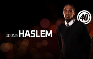 Udonis Haslem 穿著帶有「40」標誌和名字文字的黑色毛衣，背景為深色散景。 — 省電 壁紙