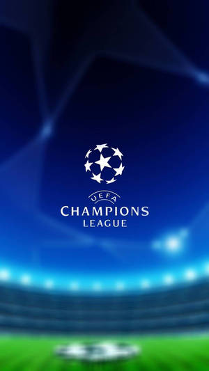 夜間模糊的足球場上方的 UEFA Champions League 標誌。 — Off white 標誌 壁紙