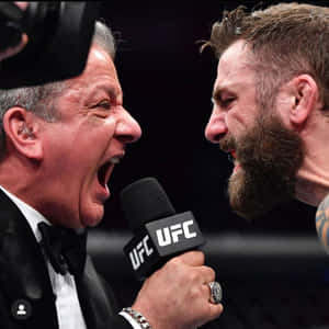 UFC 主持人對著麥克風大喊，康納·麥格雷戈在賽後採訪中凝視著對方。 — 運動 壁紙