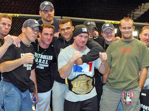 UFC冠軍與團隊在八角籠內慶祝勝利。 — 運動 壁紙