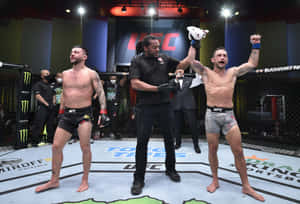 UFC拳手在八角籠中贏得比賽後慶祝勝利。 — 終極格鬥冠軍賽 壁紙