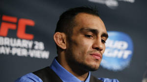 UFC新聞發布會上穿著藍色襯衫和黑色背心的MMA拳手。 — 終極格鬥冠軍賽 壁紙