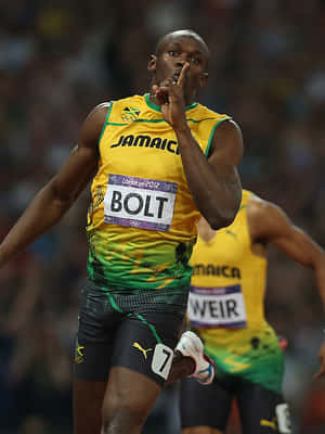 Usain Bolt 在奧運田徑比賽中身穿牙買加球衣做出「噓」的手勢。 — 運動 壁紙