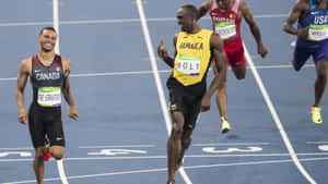 Usain Bolt 和 Andre De Grasse 在短跑比賽期間於藍色跑道上慶祝。 — 桌面 壁紙