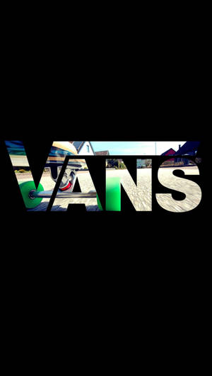 Vans 標誌，帶有滑板圖案，嵌入在黑色背景上的粗體白色字母中。 — Vans 標誌 壁紙