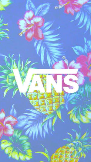 Vans 標誌被熱帶花卉和鳳梨環繞在藍色背景上。 — Vans 標誌 壁紙