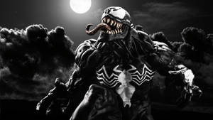共生體 Venom 在滿月下站立，背後有黑暗的雲層。 — 猛毒 GIF 壁紙