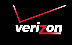 Verizon 標誌，帶有紅色勾號和白色文字，背景為黑色。 — Off white 標誌 壁紙