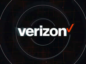 Verizon 標誌，白色文字和橙色勾號，位於深色網格背景上。 — 威訊 壁紙