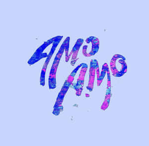 在薰衣草背景上以藍色和紫色顯示的風格化文字 AMO。 — 紫色動漫美學 壁紙
