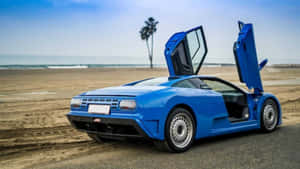 藍色 Bugatti 超級跑車打開車門停在海灘上，靠近海洋和棕櫚樹。 — 布加迪 GIF 壁紙