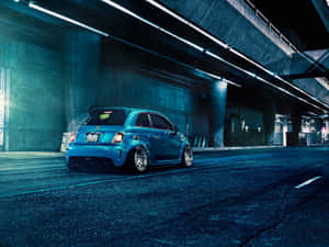 夜間停泊在明亮城市天橋下的藍色改裝Fiat 500。 — 飛雅特 壁紙