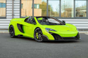 青檸綠色McLaren 570S Spider停放在現代建築外。 — MacBook Air M4 壁紙