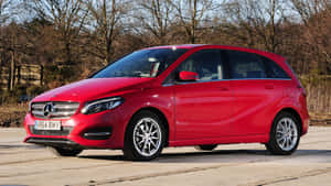 紅色Mercedes-Benz B-Class在晴朗的日子停放在戶外，後面有光禿禿的樹木。 — Mercedes-Benz 壁紙