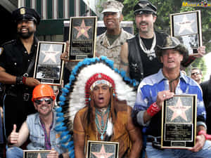 Village People 身穿服裝手持好萊塢星光大道星形牌匾。 — 音樂 壁紙