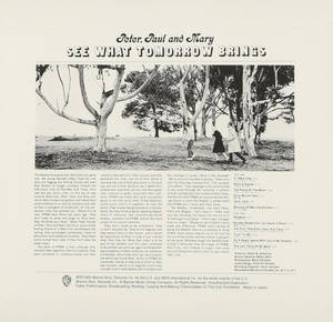Peter Paul and Mary 的《See What Tomorrow Brings》復古 1965 年專輯封面，以樂隊在海灘上的黑白照片為特色。 — 音樂 壁紙