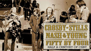 Crosby Stills Nash & Young 在舞台上用吉他和擴音器現場表演。 — 音樂 壁紙
